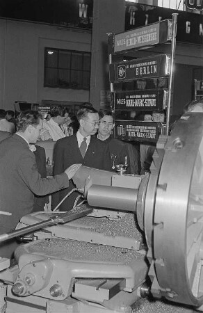 Ausstellungshalle VII, Internationale Messebesucher vor einer Präsentation von Werkzeugmaschinen