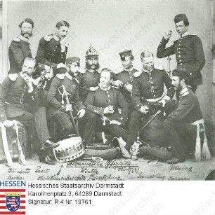 Militär, Hessen / Großherzoglich hessische Offiziere (Leutnants) des 1. Infanterie-Regiments (Leibgarde) Nr. 115 / Gruppenaufnahme, v. l. n. r.: / 1. Reihe: [Georg] Becker (1837-1905); Christian v. Bechtold (1832-1916); [Arnold] Bergsträsser (* 1841); [Karl] Emmerling (* 1841); [Ernst] Caspary (* 1838) / 2. Reihe: [Wilhelm] Römheld (* 1829); [Christian Heinrich] Pabst (* 1838); [Heinrich Karl] Winter (* 1833); [Eduard] Stürtz ? (* 1841); [Ferdinand] Reuling (* 1842)