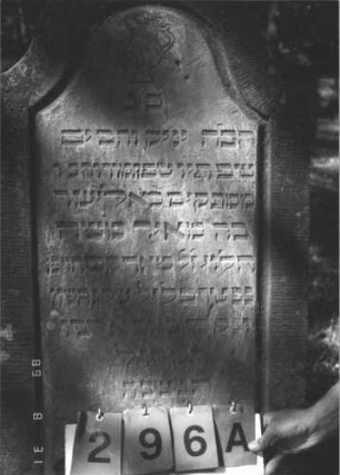Grabstein 296 (Index: 99609933) Material: Sandstein Zustand: verwittert Maße HxBxT: 111x52x10 cm Beschreibung: Stele, Konvexbogenabschluß, Schriftfeld eingetieft Symbolik: Levitenkanne Besonderheit: Kindergrab: Grabstein 296A
