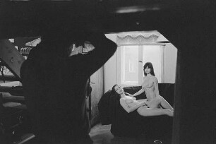 Markkleeberg, Schillerplatz 3. Günter Rössler fotografiert in seinem Atelier zwei junge Frauen