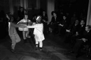 Bukarest: Rumänisches Adventsspiel, Reigen von Mitgliedern der Deutschen Botschaft
