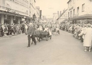 Lippische Heimattage / Umzug in der Lange Str. Detmold. Lange Str. Papierabzug