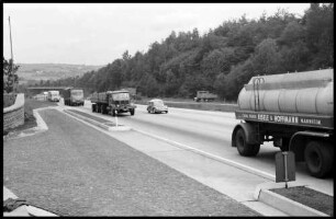 Ammerich: LKW und PKW's auf der Autobahn Köln - Frankfurt bei Ammerich