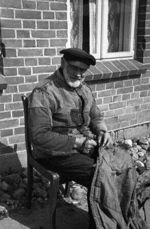 Ahrenshoop: Fischer, segelflickend