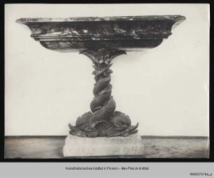 Antikes Marmorbecken auf Renaissance-Bronzefuß aus zwei ineinander verschlungenen Delfinen