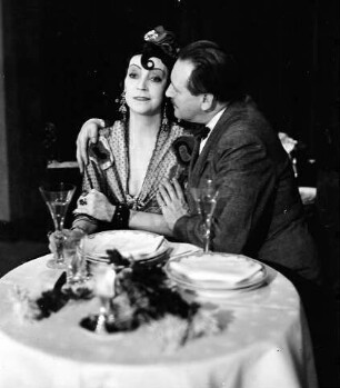 Kabarett der Komiker: Asta Nielsen; in: "Kriminalsketch Zimmer 16"; am Tisch mit Stahl Nachbaur