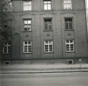 Calau, Karl-Marx-Straße 130. Verwaltungsgebäude (Polizeibehörde, sogenanntes Kreishaus. 1924/1926; Thiede). Seitenfront (Teilansicht)