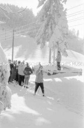 Skifahrer aus der DDR in der Wintersportregion Beskiden in der Tschechoslowakei