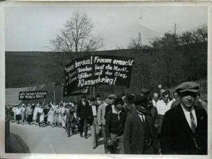 Demonstrantinnen und Demonstranten mit den Transparenten: "Frauen heraus, Frauen erwacht, in euren Händen liegt die Macht, in euren Willen liegt der Sieg, Klassenkrieg!", "Wir fordern Schutz für Mutter und Kind" und Heraus mit den Opfern des Schand § 218"