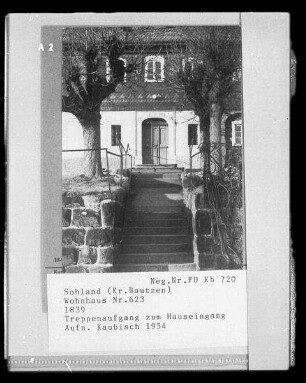 Sohland an der Spree. Wohnhaus Nummer 623 (bezeichnet 1839). Treppenaufgang zum Hauseingang