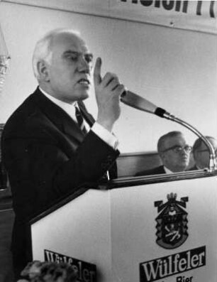 Richtfest des neuen Werkgebäudes der Fa. Medimex 1971. Eine Ansprache von Walter Arendt (1925-2005) wird gehalten
