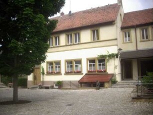 Kirchhof im Norden-mittig-mit veränderten Gaden (Gründung im 13-14 Jh - im 19-20 Jh Umbau der nördlichen Gaden zu Wohnzwecken)-Gesamteindruck erhalten