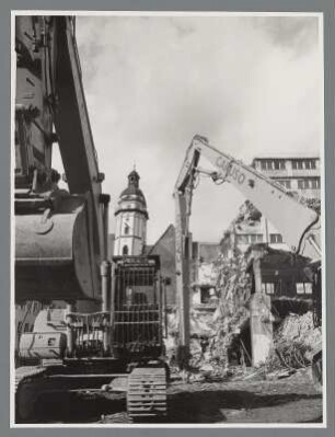 Bagger mit der Thomaskirche im Hintergrund in Leipzig