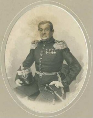 Carl Joseph Franz von Mundorff, Oberst und Kommandeur von 1849-1859, sitzend mit Mütze und Säbel