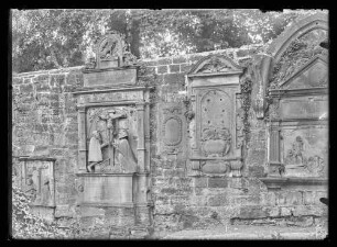 Grabdenkmäler, u.a. für Schultheiß Peter Heußlein und seine beiden Frauen sowie Schultheiß Barthel Ries (gest. 1554)