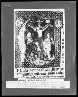 Missale Cisterciense. Pars hiemalis — Initiale T mit einer Kreuzigung und zwei Brustbildern von Evangelisten in Medaillons, Folio 126recto