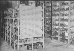 Radebeul-Kötzschenbroda. Elektroarmaturenwerk JWH. Materiallager. Blick auf Regale