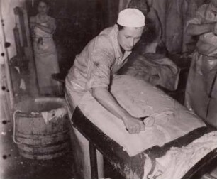 Entfettung der Croupon : Dresden. VEB Vereinigte Fleisch- und Wurstwerke. Entfettung der Croupon, das ist das Kernstück der Tierhaut