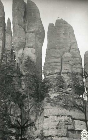 Sächsische Schweiz, Schmilka. Großer und Kleiner Falknerturm mit einer Seilschaft in der Herrmannswand (Westwand, VIIb [VIIIa]