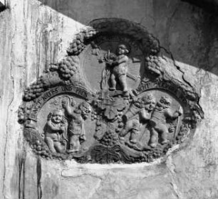 Relief mit Weintrauben umlegt