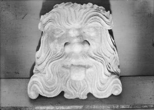 Skulpturenschmuck vom Altstädter Brückenturm — Bärtige Maske mit herausgestreckter Zunge