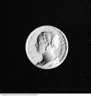 Medaille des Marzio Colonna, Herzog von Zagarolo, und der Livia Colonna, Revers: Livia Colonna, Brustporträt nach links mit geflochtenen Haaren und Ohrhänger; Profilrand
