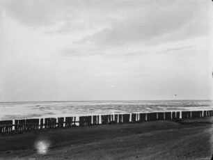Befestigung : Der Strand wurde mit Pfeilern befestigt um sie vor Wassererosion zu schützen.