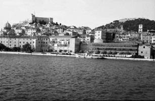 Sibenik: Gesamtbild der Stadt mit Fort Subicevac, vom Schiff