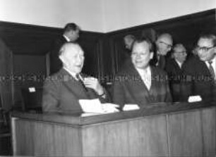 Bundeskanzler Adenauer bei einer Sitzung des Berliner Abgeordnetenhauses im Rathaus Schöneberg