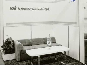Messehalle für Möbel (Halle 15). Ausstellungskoje mit Sofa und Couchtisch