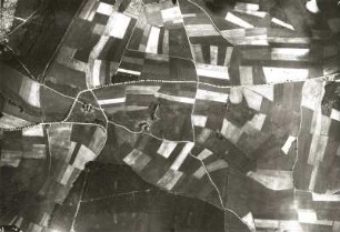 Westerzgebirge. Feldfluren nördlich vom Bärenstein mit der Bahnlinie Annaberg - Cranzahl (links) und der Klappermühle (Bildmitte). Luftbildsenkrechtaufnahme (5000 m)