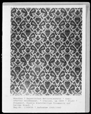 Gemusterter Seidensamt, dunkle kleinteilige Ornamente auf hellem Grund