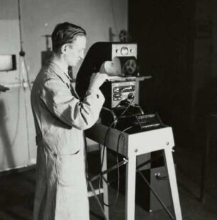 Unterrichtsfilmsammlung, Technischer Dienst, Mitarbeiter mit 16mm Schmalfilmprojektor, Sächsische Landesbildstelle, um 1937