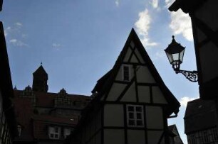 Quedlinburg - Fachwerkgiebel : Gegenlichtaufnahme eines Fachwerkgiebels am Finkenherd unterhalb der Stiftskirche. Aufgenommen am 19. Juli 2012 in Quedlinburg