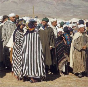 Heiratsmarkt der Berber : Berber in traditioneller Kleidung auf dem Heiratsmarkt der Berber in Imilchil im Hohen Atlas.