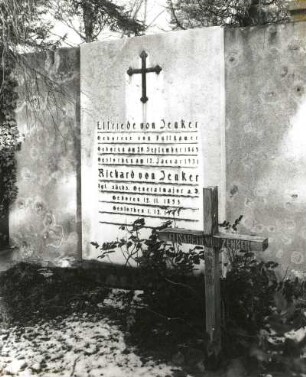 Wandgrabmal der Familie von Zenker : Wandgrabmal der Familie von Zenker. Stein (ab 1931). Dresden-Neustadt, Nordfriedhof (Garnisonsfriedhof)