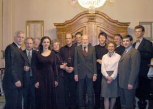 Soiree "Bertrand Roth und sein Dresdener-Musiksalon"; Dr. Thomas Bürger, Fritz Ruch, Kammervirtuos Joachim Ulbricht (der den Kontakt zwischen Dr. Jörg Bertrand Müller und der SLUB herstellte), Franziska Dillner, Eleanor Müller, Matthias Lorenz, Generalkonsul Hans Dürig, Dr. Jörg Bertrand Müller, Stefan Eder, Birgit Ladrón de Guevara (Hausherrin), Prof. Dr. Helmut Loos, José Manuel Ladrón de Guevara (Hausherr und Kunsthändler), Dr. Karl-Wilhelm Geck