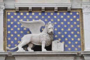 Geflügelter Markuslöwe in Venedig : Der geflügelte Markuslöwe ist das Wahrzeichen der Stadt, hier am Uhrenturm auf dem Markusplatz. Aufgenommen in Venedig am 13. Mai 2009