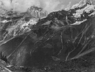 Im Gebirge : Blick über ein verschneites Gebirge