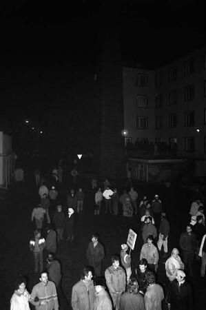 Besetzung der Bezirksverwaltung des Ministeriums für Staatssicherheit der DDR (BVfS) / Amt für Nationale Sicherheit (AfNS) Dresden am 5. Dezember 1989. Fotoserie. Aufnahmezeit: ab ca. 17.30 Uhr