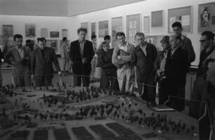Besucher im Konzentrationslager Buchenwald an einem Modell des Anlage