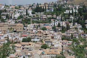 Granada - Blick vom Burgberg Alhambra : Blick von der Alhambra auf das Altstadtviertel Albaicin, aufgenommen 2007