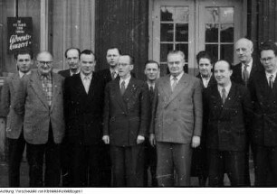 Dresden. Wolfgang Uhlmann (3. links vom Redner), Großmeister im Schach während des internationalen Schachturniers in Dresden, 1956 & Sport, 1956-1957