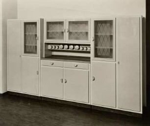 Küchenschrank : Küchenschrank (1956; Klosterfelder Küchenmöbelwerk) in Ausstellungskoje