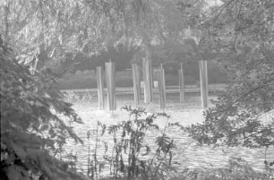 Schaffung von Stahl-Stelen für den See im Karlsruher Stadtgarten durch den Stuttgarter Bildhauer Karl Heinz Franke