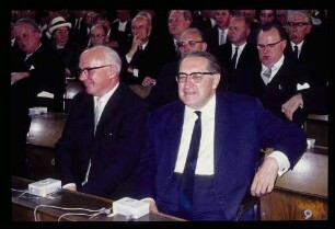 Dr. Thomas Dehler, rechts/ in Sitzreihe