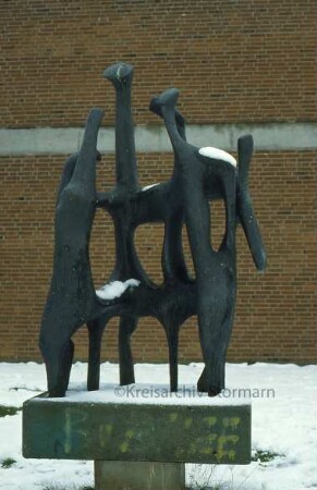 Emil-von Behring-Gymnasium: Bronzeskulptur im Winter