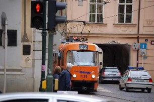 Prag - Straßenbahn auf der Kleinseite : Tatra-Strassenbahn in den engen Gassen auf der Kleinseite, aufgenommen 2006 in Prag