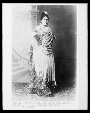 Sevilla: Frau in folkloristischer Kleidung
