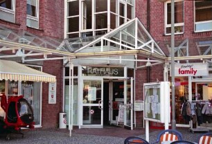 Rathaus: Eingang an der Westseite